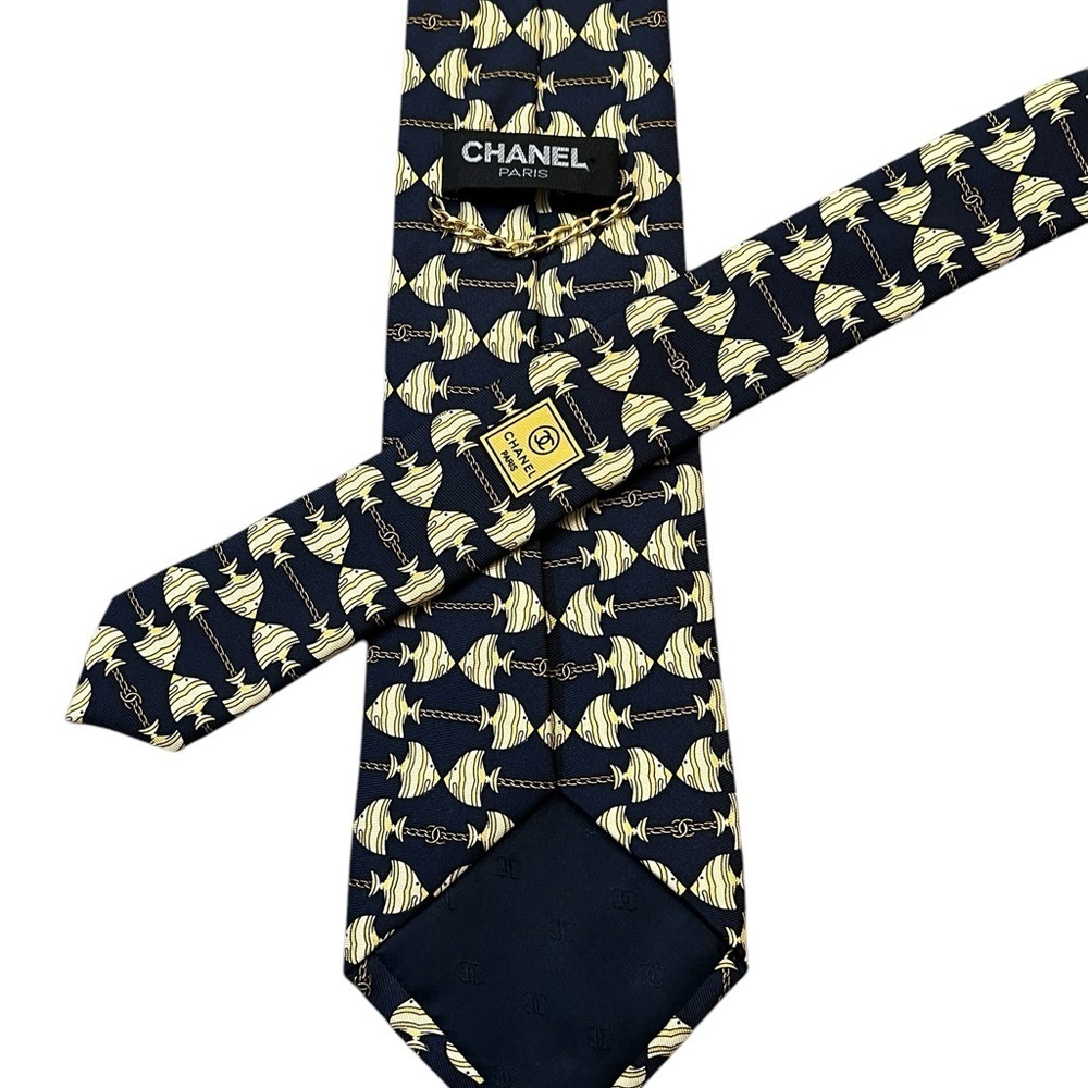 CHANEL silk tie, angelfish w/ chain & double C logo, navy blue & yellow/gold - Picture 4 of 6